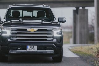 Monstr pick-up Chevrolet Silverado ztělesňuje to, co dnešním evropským autům chybí. Jistou nevýhodu ovšem má - Garáž.cz